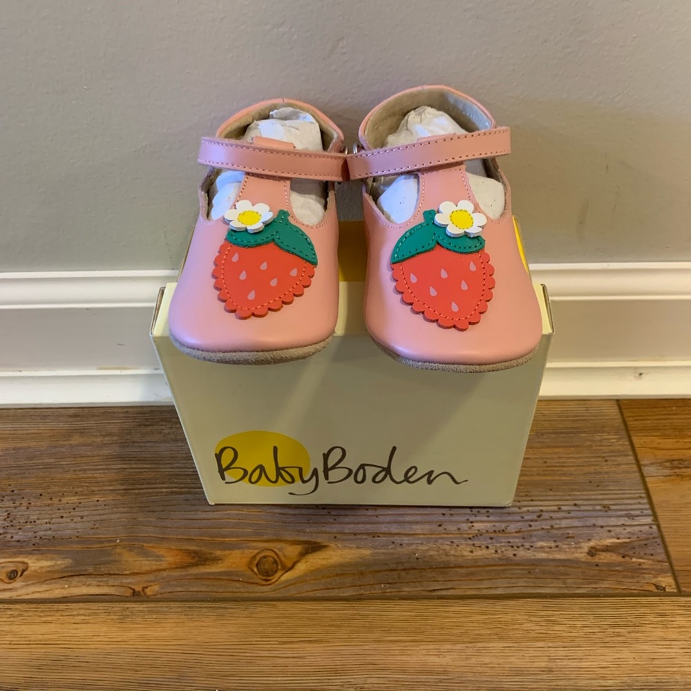 Baby Boden Strawberry Leather Shoes Mary Jane Pink Red 2D Strawberry Applique